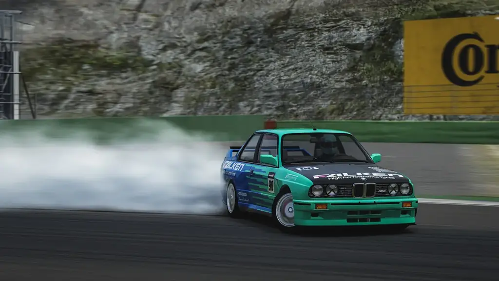 BMW E30 en drift avec fumée de pneus